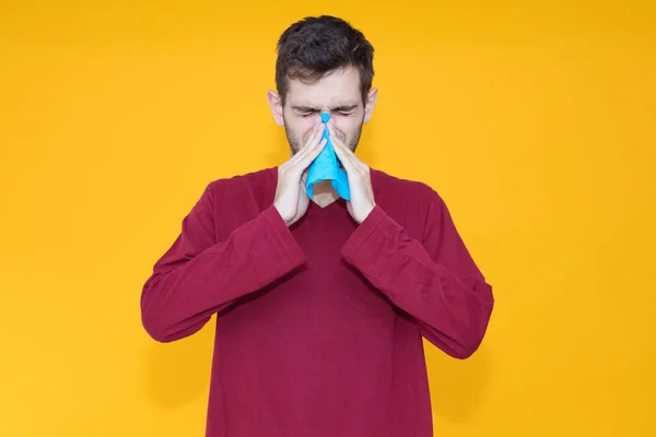 Man Med Näsduk Och Allergi Eller Kallt Isolerad Färg Bakgrund — Stockfoto