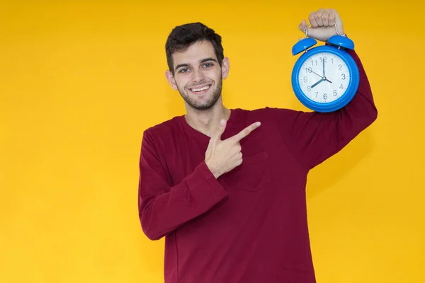 Jeune Homme Avec Réveil Sur Fond Couleur — Photo