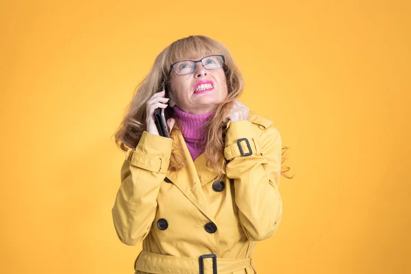 Erwachsene Frau Mit Handy Isoliert Auf Farbigem Hintergrund — Stockfoto