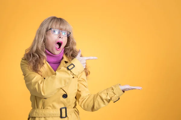 Expresiva Mujer Adulta Con Moda Otoño Invierno Color Fondo Apuntando — Foto de Stock