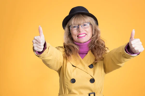 Mujer Adulta Aislada Con Expresión Sobre Fondo Color —  Fotos de Stock