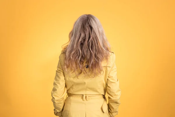 Женщина Сзади Плащом Изолированы Цветном Фоне — стоковое фото