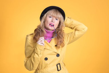 Renkli arka planda sonbahar modasına sahip yetişkin kadın