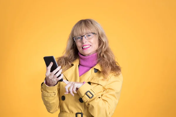 Mujer Adulta Con Teléfono Móvil Aislado Fondo Color — Foto de Stock