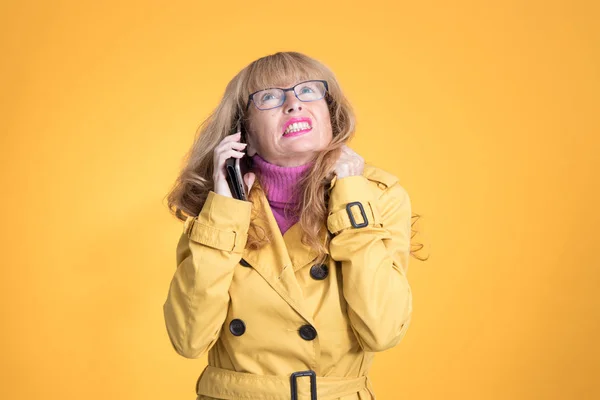 Cep Telefonlu Yetişkin Kadın Renk Arkaplanında Izole — Stok fotoğraf
