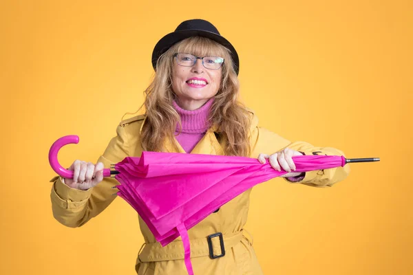Femme Adulte Avec Parapluie Vêtements Automnaux Isolés Sur Fond Couleur — Photo
