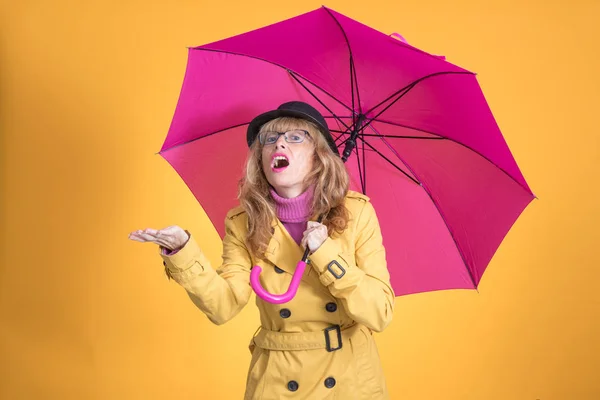 Mulher Adulta Com Guarda Chuva Roupas Outonais Isoladas Fundo Cor — Fotografia de Stock