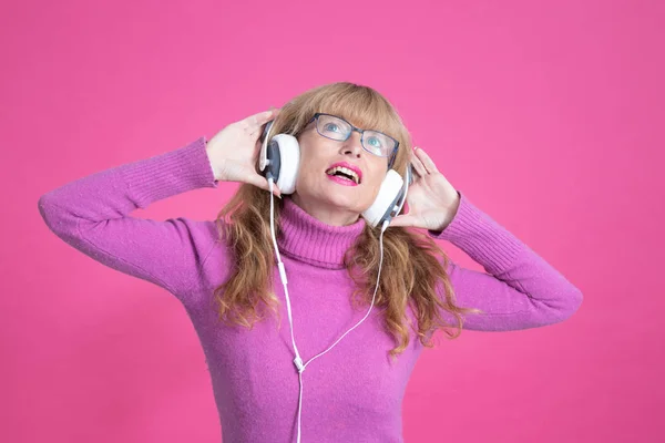 Mujer Adulta Bailando Escuchando Música Con Auriculares — Foto de Stock