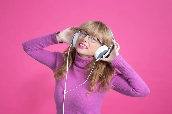 Kobieta Słuchawkami Tańczącymi Lub Słuchającymi Muzyki Tle Koloru — Zdjęcie stockowe