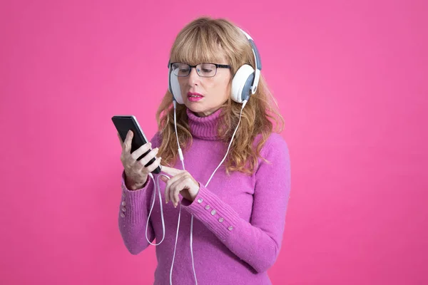 Mujer Con Auriculares Teléfono Móvil Sobre Fondo Color — Foto de Stock