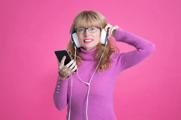 Kulaklıklı Cep Telefonlu Bir Kadın — Stok fotoğraf