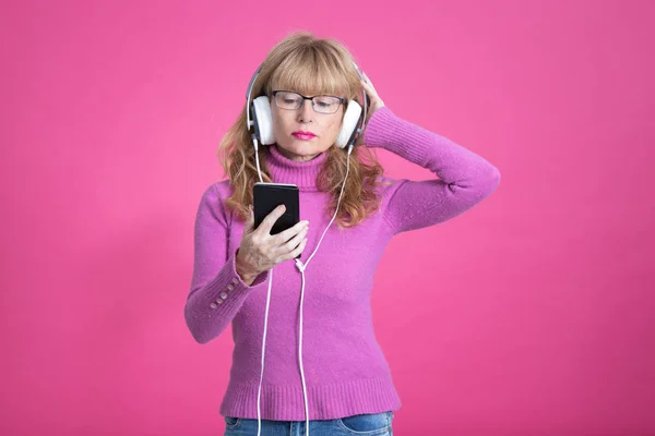 Γυναίκα Ακουστικά Και Κινητό Τηλέφωνο Στο Φόντο Χρώμα — Φωτογραφία Αρχείου