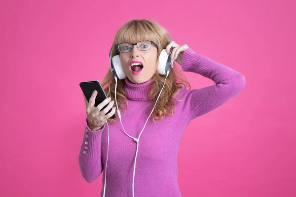 Mujer Con Auriculares Bailando Escuchando Música Color Fondo — Foto de Stock