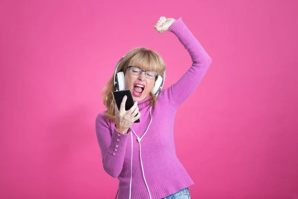 Доросла Жінка Танцює Щаслива Навушниками Мобільним Телефоном — стокове фото