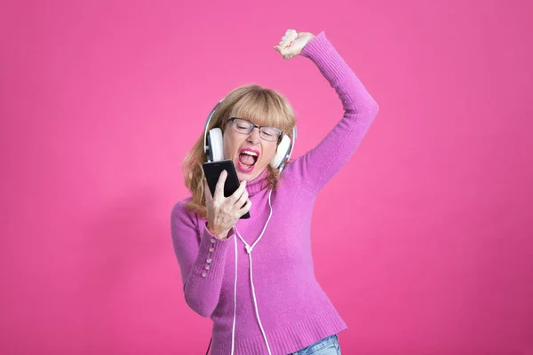 Volwassen Vrouw Dansen Blij Met Koptelefoon Mobiele Telefoon — Stockfoto