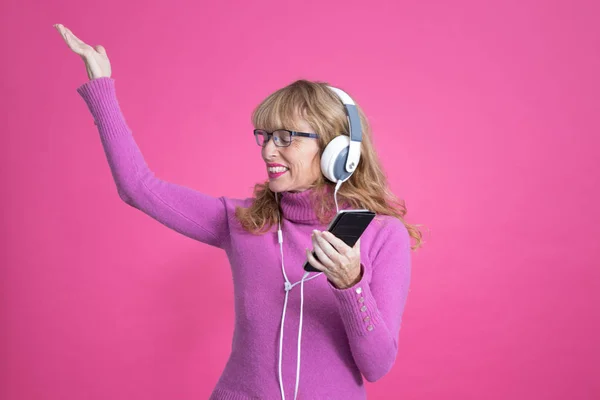 Ενήλικη Γυναίκα Χορεύει Ευτυχισμένη Ακουστικά Και Κινητό Τηλέφωνο — Φωτογραφία Αρχείου