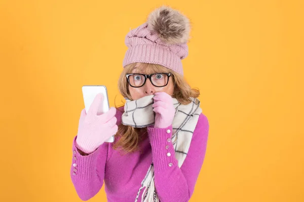 Mulher Inverno Com Telefone Celular Fundo Cor — Fotografia de Stock