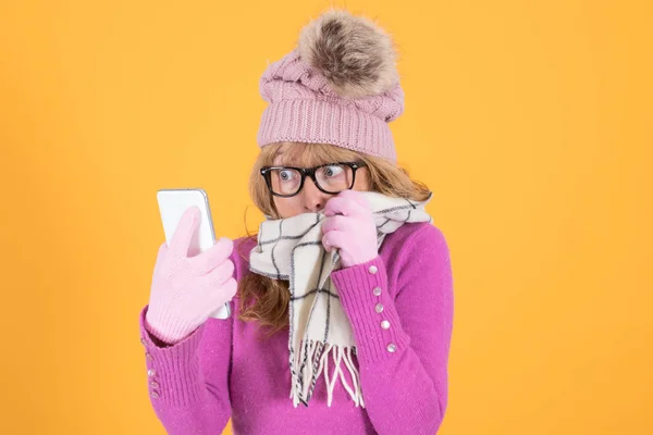 Mulher Inverno Com Telefone Celular Fundo Cor — Fotografia de Stock