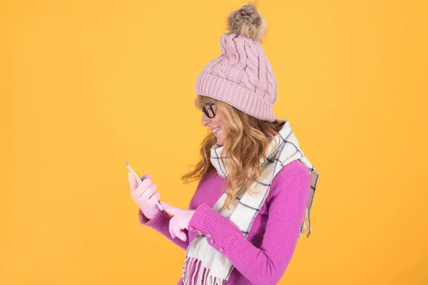 Mujer Adulta Protegida Mirando Teléfono Móvil Aislado Fondo Color — Foto de Stock