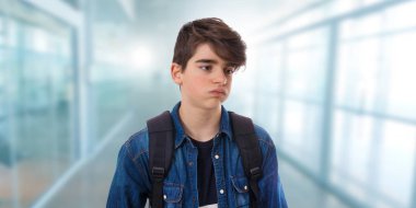 Sırt çantası ve yorgunluk ve yorgunluk ifadesi olan öğrenci, stres