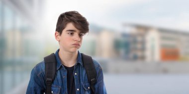 Sırt çantası ve yorgunluk ve yorgunluk ifadesi olan öğrenci, stres