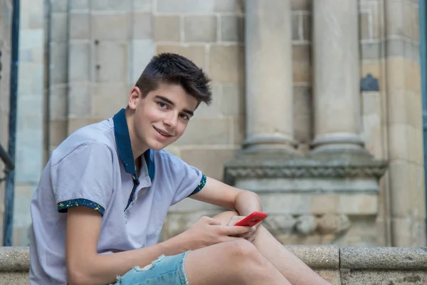 Jonge Tiener Man Met Mobiele Telefoon Stad — Stockfoto
