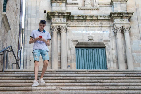Jonge Tiener Man Met Mobiele Telefoon Wandelen Stad — Stockfoto