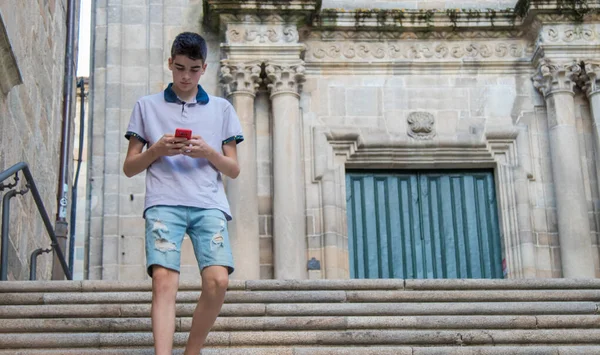 Jonge Tiener Man Met Mobiele Telefoon Wandelen Stad — Stockfoto