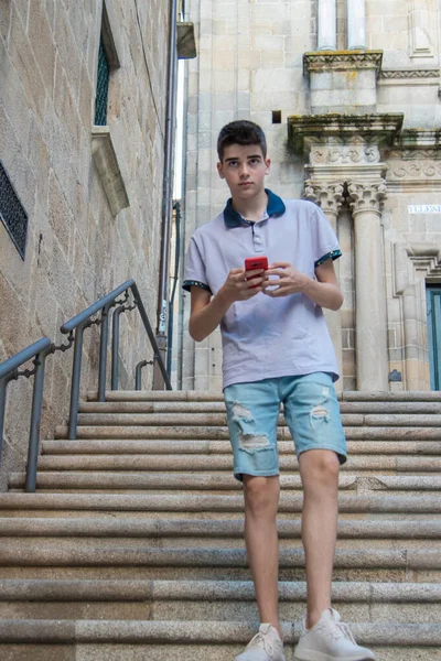 Joven Adolescente Con Teléfono Móvil Caminando Ciudad — Foto de Stock