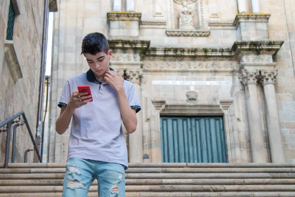 Jonge Tiener Man Met Mobiele Telefoon Wandelen Stad — Stockfoto