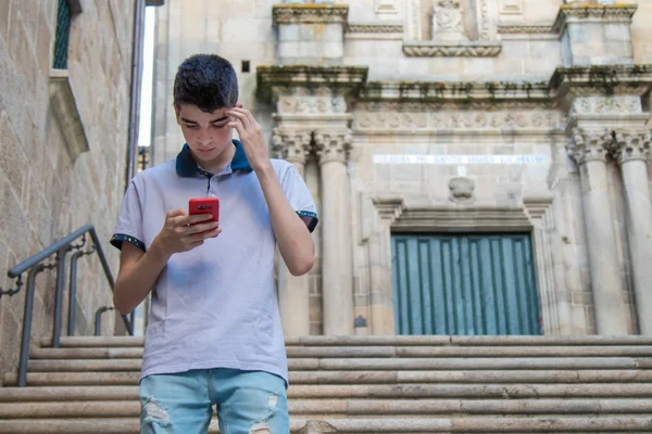 Νεαρός Έφηβος Κινητό Τηλέφωνο Περπατώντας Στην Πόλη — Φωτογραφία Αρχείου