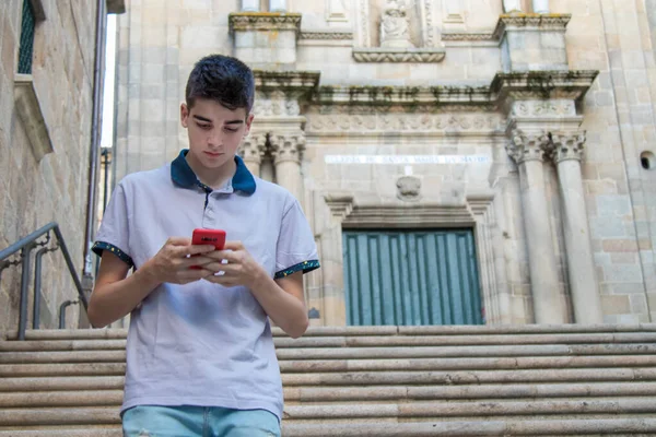 Νεαρός Έφηβος Κινητό Τηλέφωνο Περπατώντας Στην Πόλη — Φωτογραφία Αρχείου