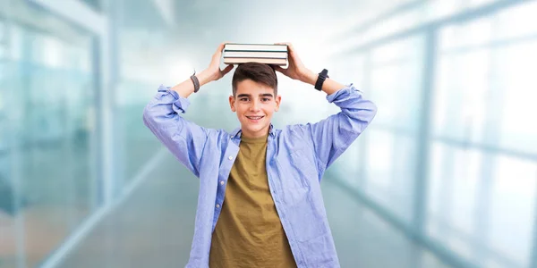 Étudiant Avec Des Livres Sur Tête — Photo