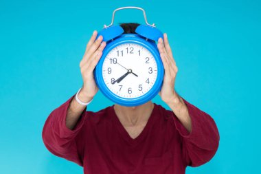 Alarm saati ya da alarmı olan adam renk arkaplanında izole edildi