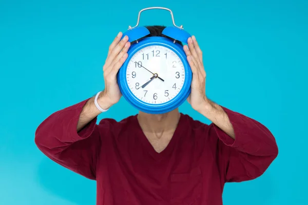 Man Met Wekker Alarm Geïsoleerd Kleur Achtergrond — Stockfoto