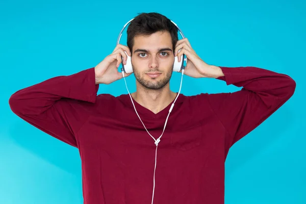 Νεαρός Άνδρας Ακουστικά Απομονώνονται Στο Φόντο Χρώμα — Φωτογραφία Αρχείου