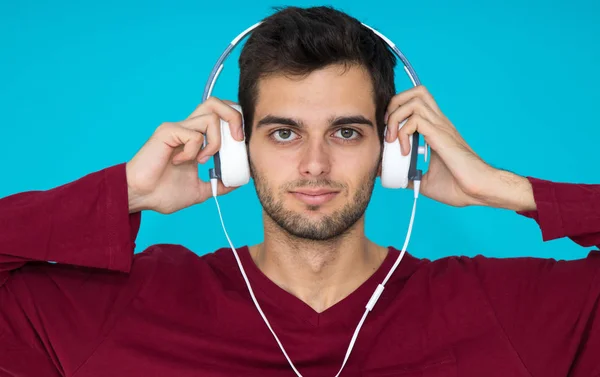Νεαρός Άνδρας Ακουστικά Απομονώνονται Στο Φόντο Χρώμα — Φωτογραφία Αρχείου