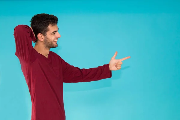 Geïsoleerde Jongeman Wijzend Naar Kleur Achtergrond — Stockfoto