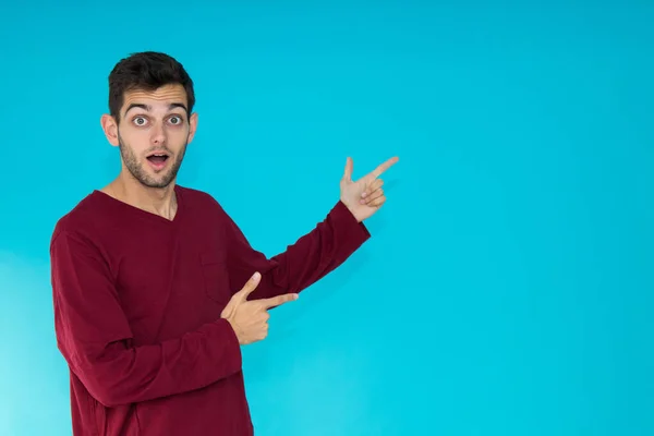 Jovem Isolado Apontando Para Fundo Cor — Fotografia de Stock