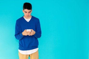 Renkli arka planda izole genç adam