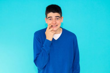 Renkli arka planda izole genç adam