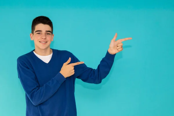 Jovem Adolescente Homem Isolado Apontando Espaço Para Texto Anúncio — Fotografia de Stock