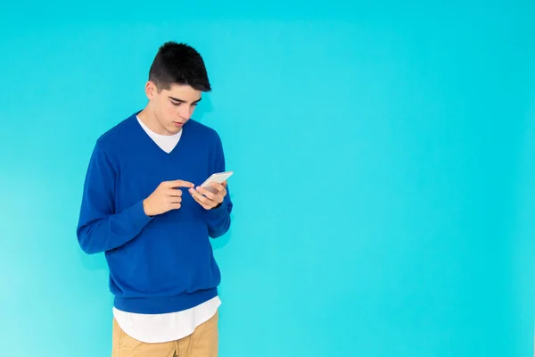 Adolescente Aislado Sobre Fondo Color — Foto de Stock