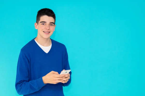 Jong Tiener Man Met Mobiele Telefoon Geïsoleerd Kleur Achtergrond — Stockfoto