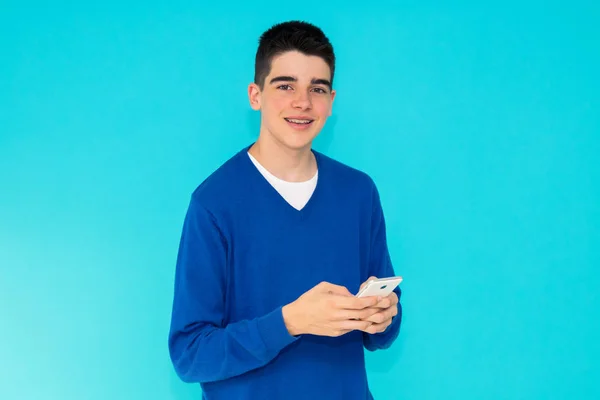 Jong Tiener Man Met Mobiele Telefoon Geïsoleerd Kleur Achtergrond — Stockfoto