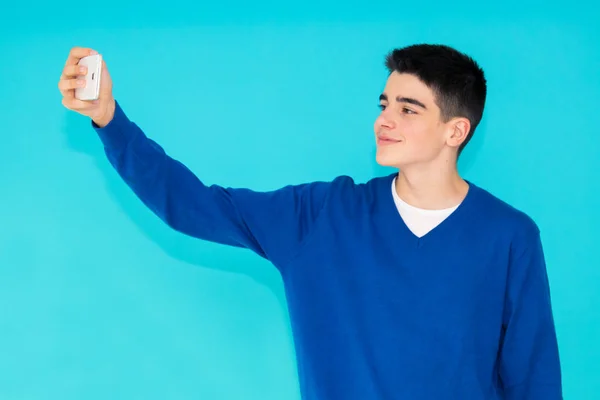 Ung Tonåring Man Med Mobiltelefon Isolerad Färg Bakgrund — Stockfoto