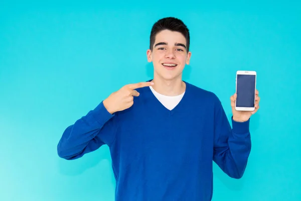 Jong Tiener Man Met Mobiele Telefoon Geïsoleerd Kleur Achtergrond — Stockfoto