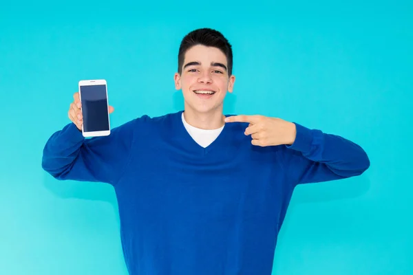 Joven Adolescente Con Teléfono Móvil Aislado Fondo Color — Foto de Stock