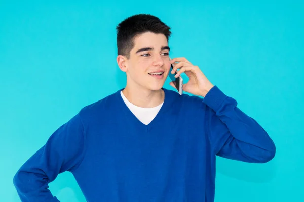 Giovane Adolescente Con Cellulare Isolato Sfondo Colore — Foto Stock