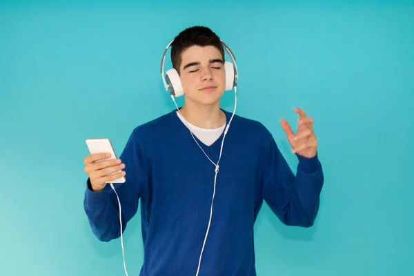 Joven Adolescente Con Teléfono Móvil Auriculares Moda Aislados Fondo Color — Foto de Stock